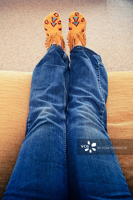 女人的腿和脚穿着软皮鞋图片素材