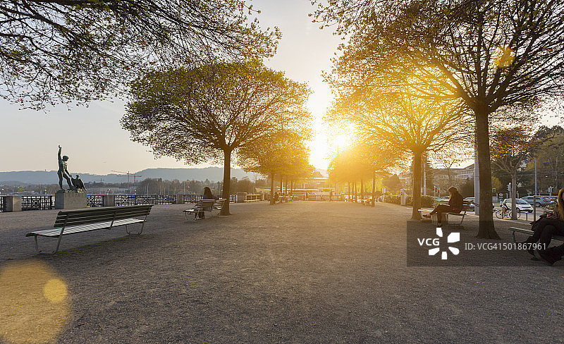 瑞士苏黎世伯克利广场的湖滨大道和伽倪墨得斯雕像图片素材