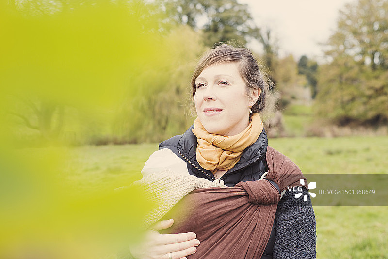 母亲抱着婴儿儿子的合影图片素材