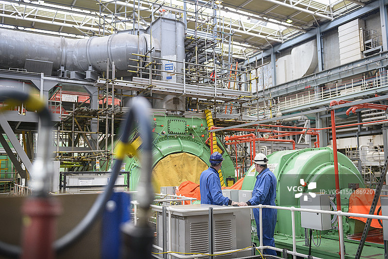 工程师在电站停运期间检查涡轮机外壳图片素材