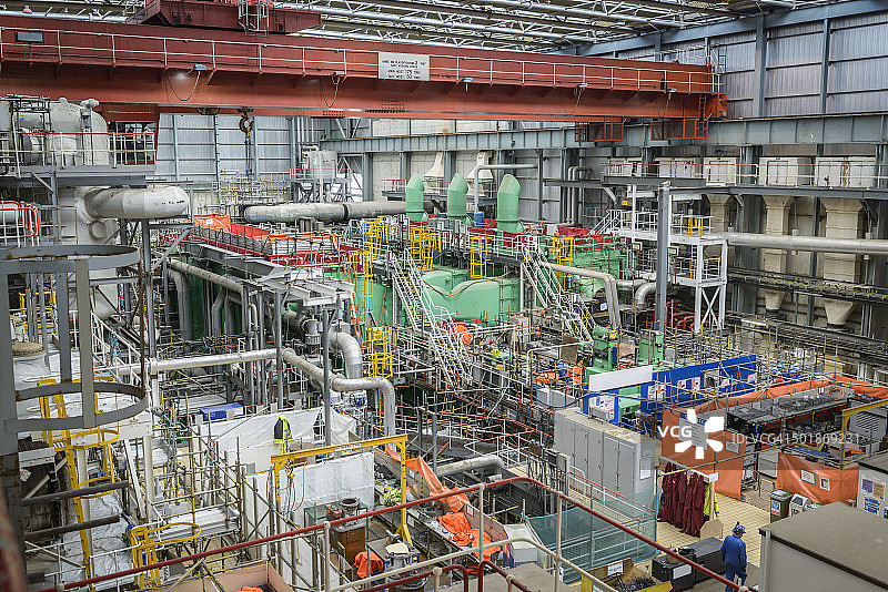 电站停运期间维修的涡轮机房（高角度）图片素材