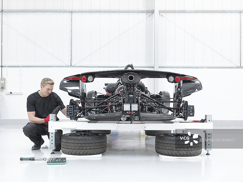 男工程师在跑车工厂组装超级跑车图片素材