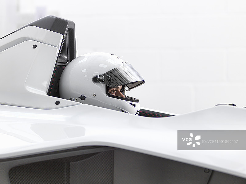 戴头盔的试车员在超级跑车里图片素材