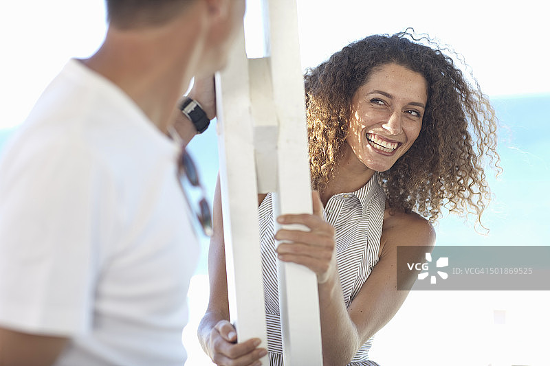 情侣在海滩别墅阳台上玩闹图片素材