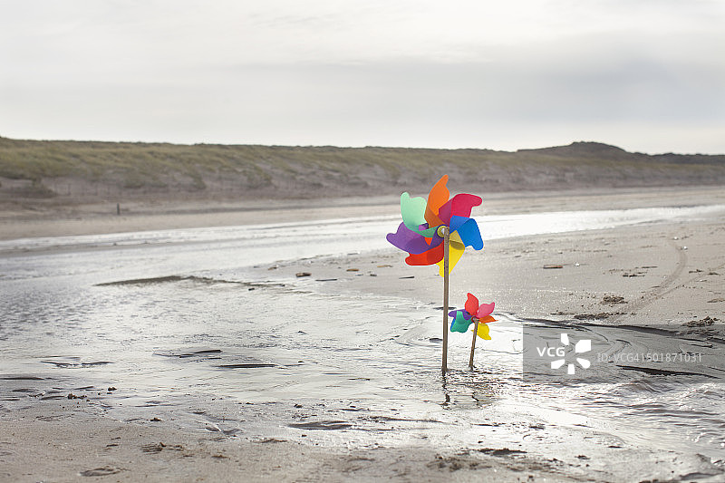 荷兰Bloemendaal aan Zee海滩上的纸风车图片素材