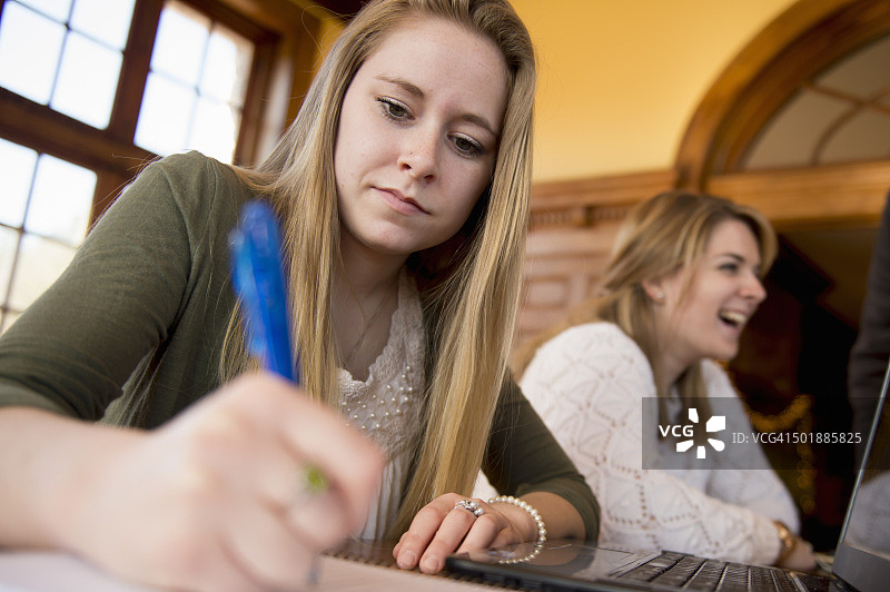 年轻女子写作图片素材