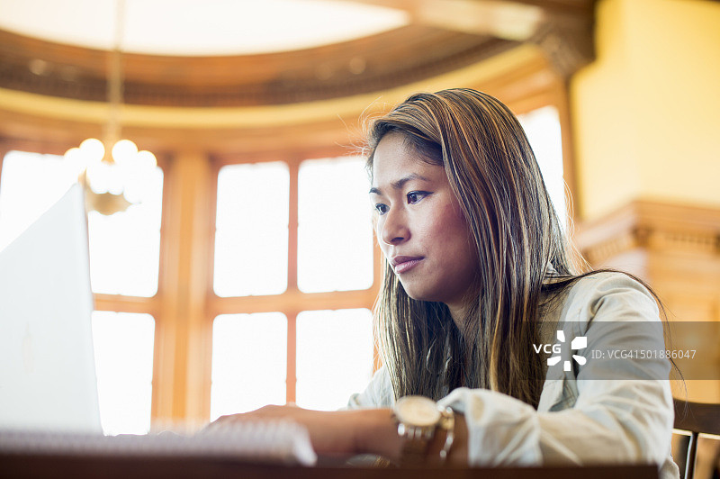 年轻女子使用笔记本电脑图片素材