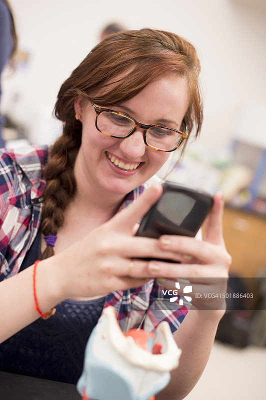 生物学学生拍摄人体模型图片素材