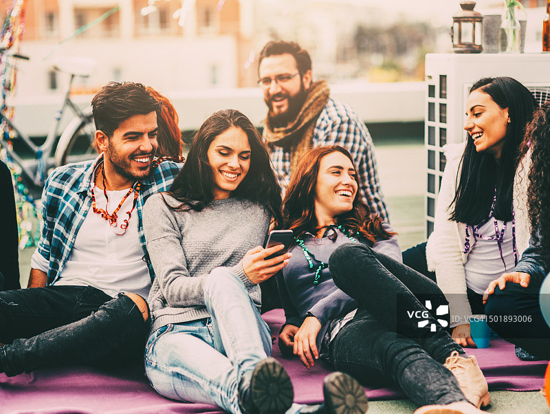 朋友们在聚会上发短信图片素材