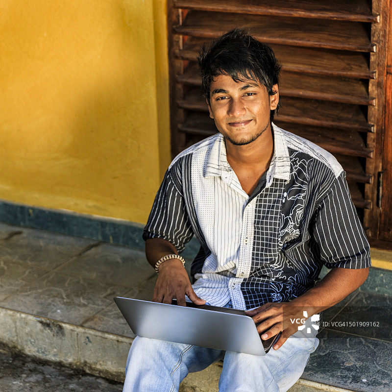 使用笔记本电脑的斯里兰卡青少年图片素材