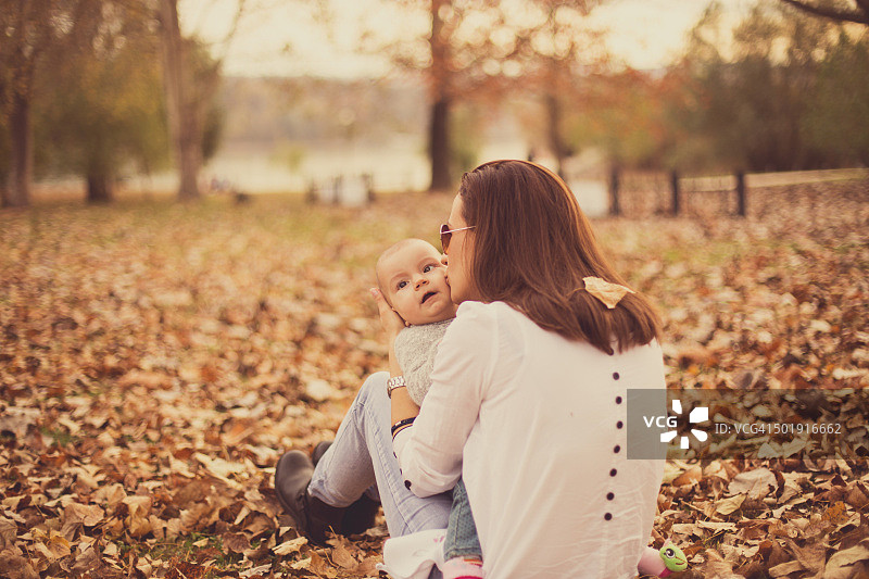 母亲和小女儿玩耍图片素材