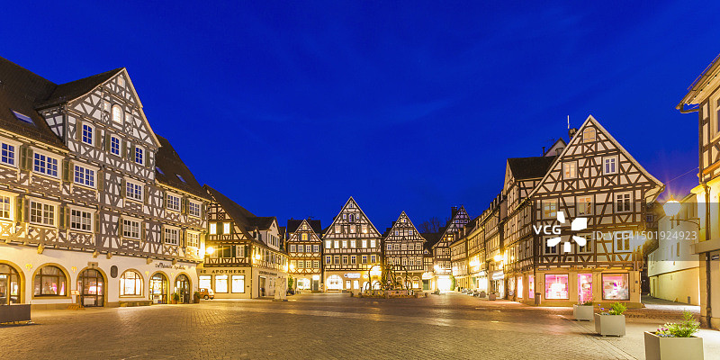 德国巴登-符腾堡州肖恩多夫市场广场的半木结构房屋和喷泉图片素材