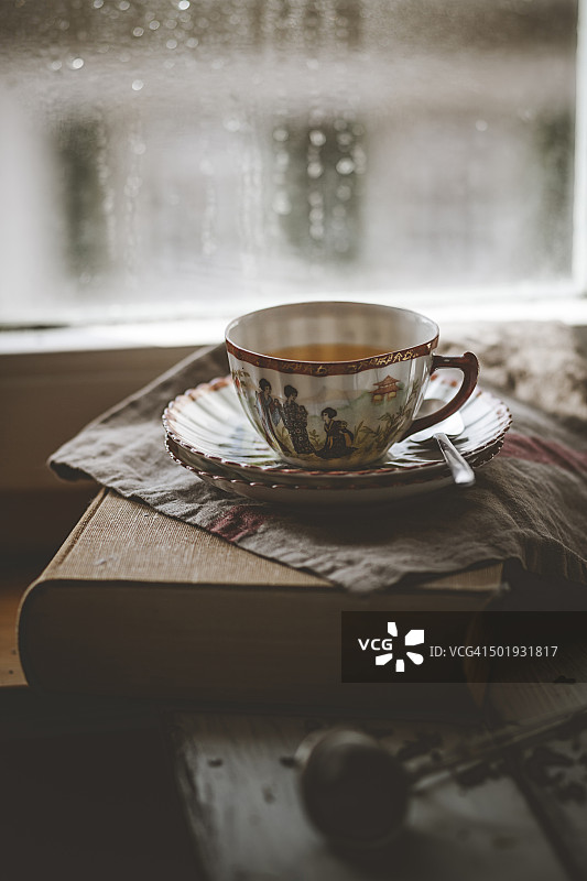 书本上的中国茉莉花绿茶杯图片素材