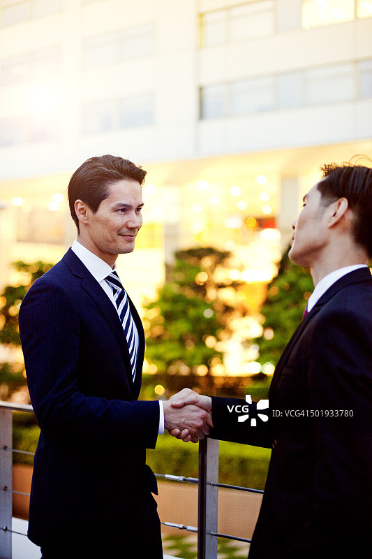 热情问候的日本商人图片素材