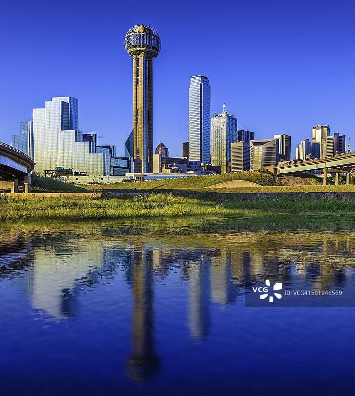 达拉斯天际线水面倒影与城市高楼图片素材
