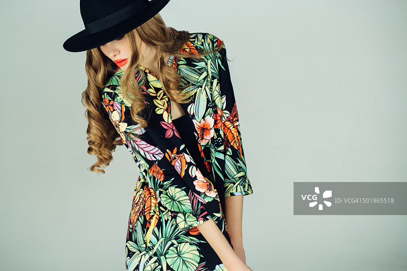 穿着高级定制服装的美丽女人图片素材