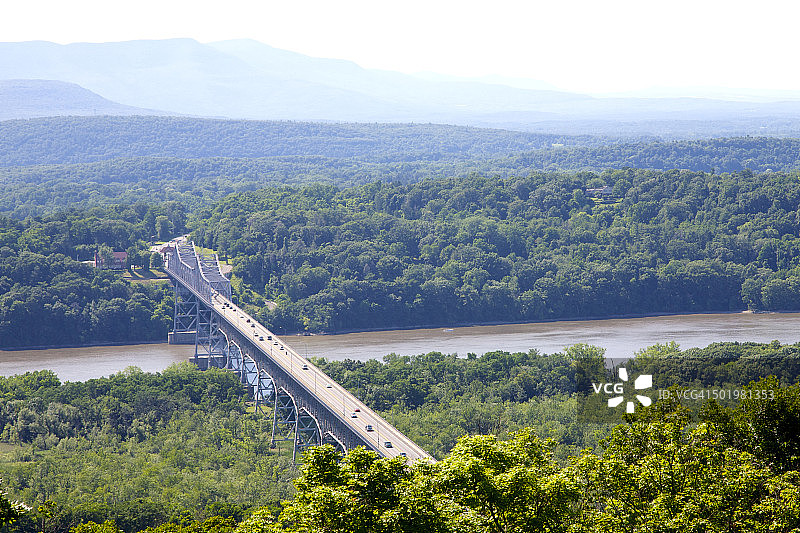 横跨哈德逊河的桥梁和道路航拍图片素材