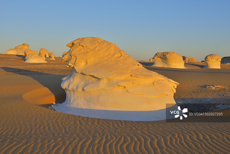 白色沙漠中的岩石构造图片素材