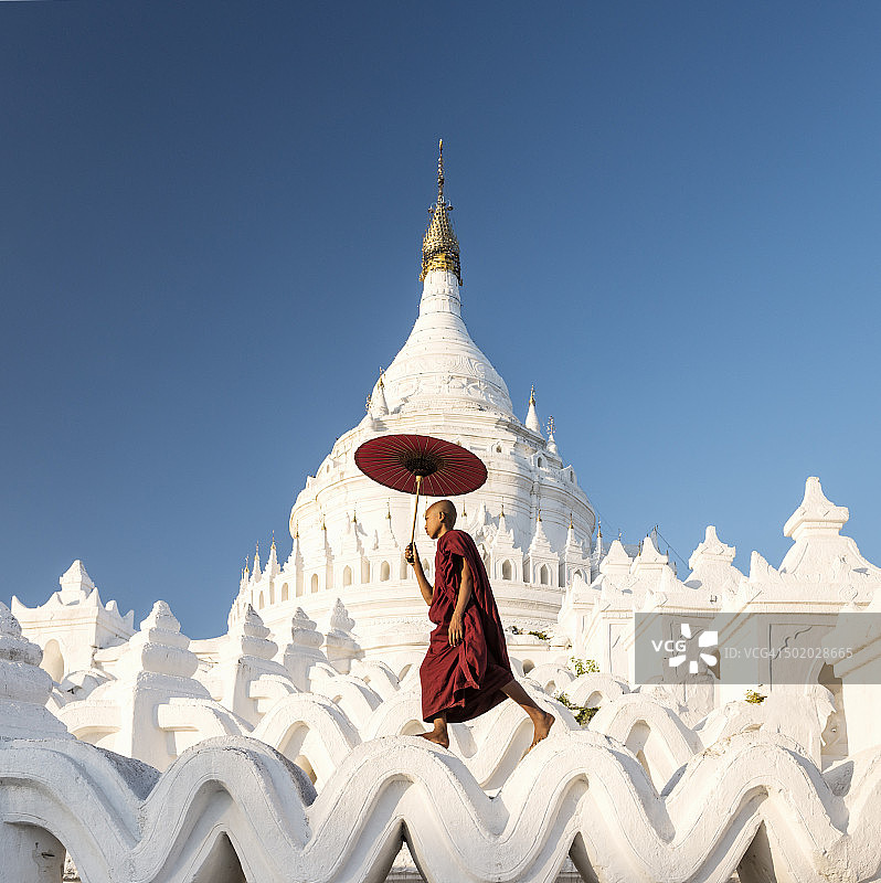 穿过寺庙拱门的僧侣图片素材