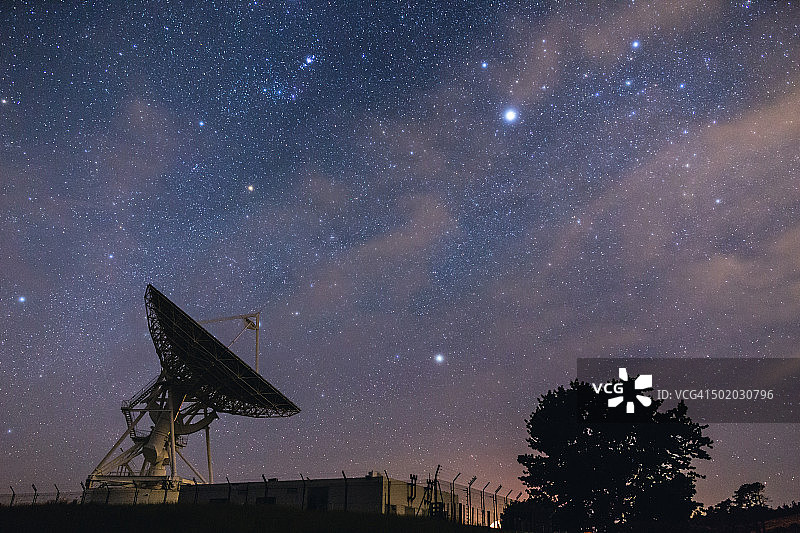 接收星星信号的卫星天线图片素材