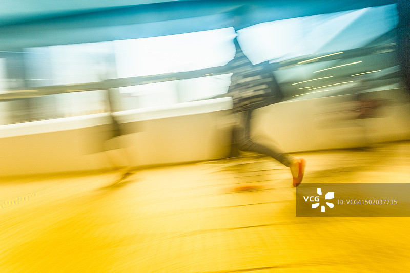 在走道上模糊运动的人们图片素材