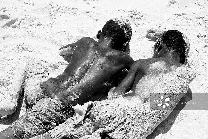 孩子们在沙滩上玩耍图片素材