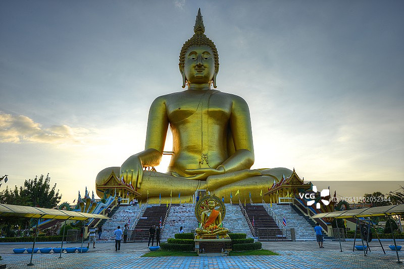 泰国红统府芒寺大佛图片素材