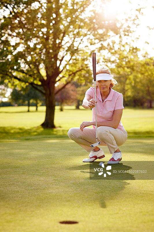 准备击球的女子高尔夫球手图片素材