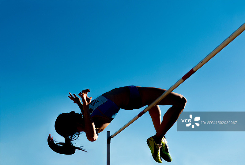 蓝天下跳高剪影图片素材