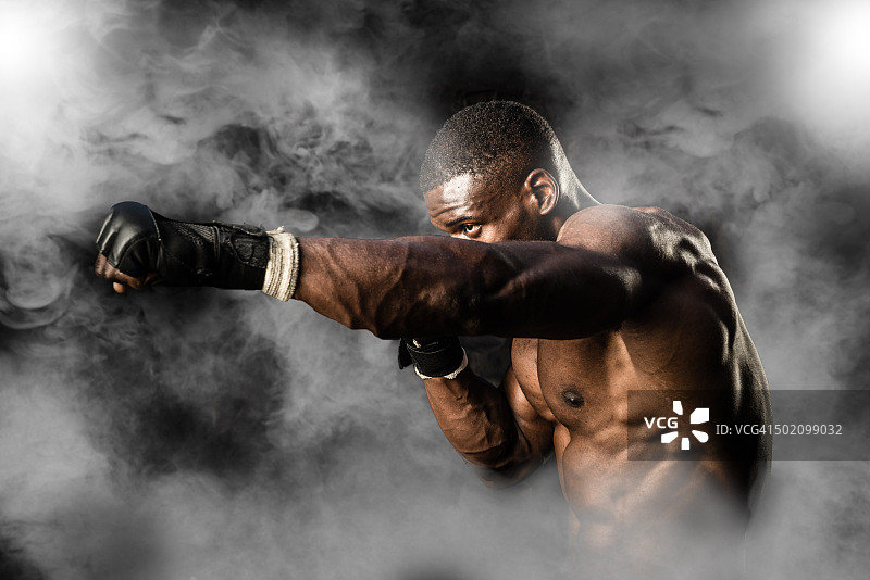 烟雾背景下的综合格斗选手图片素材