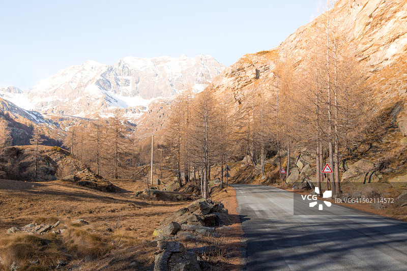大帕拉迪索国家公园道路与美丽的雪山顶峰图片素材