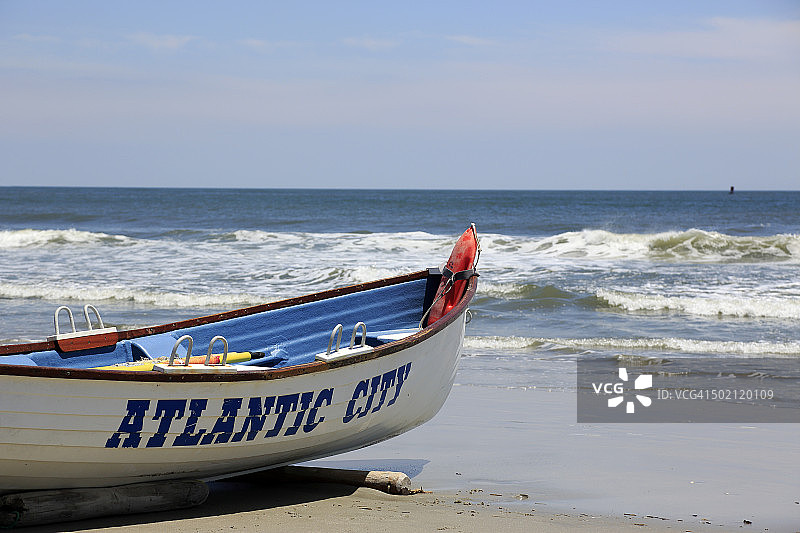 海滩上的救生艇图片素材