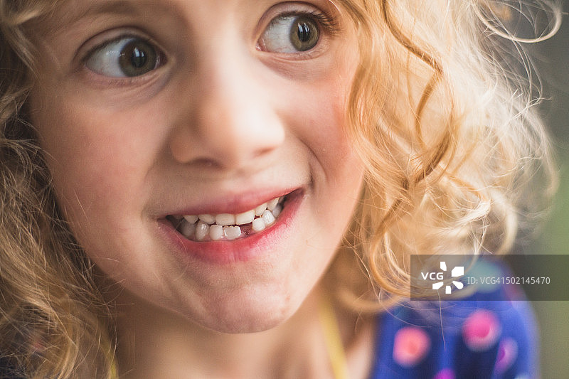 掉了一颗牙的小女孩图片素材