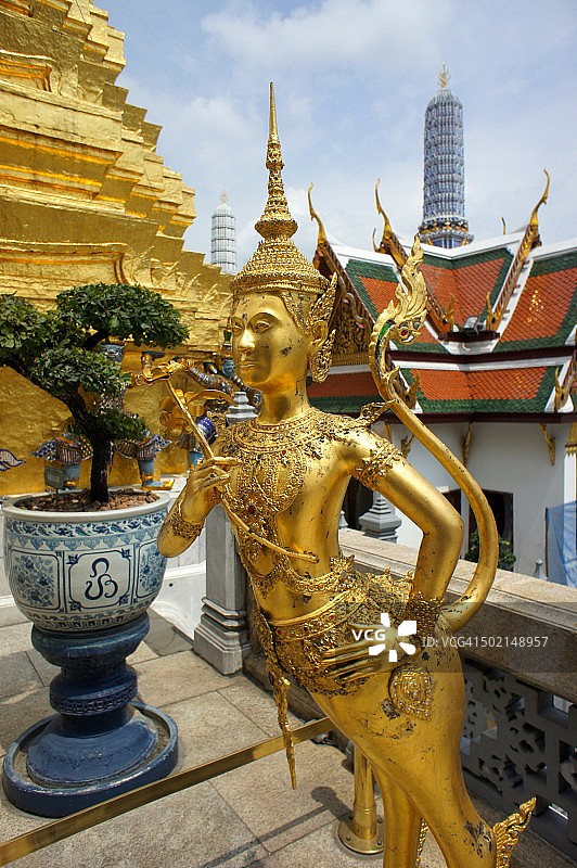 玉佛寺的金纳罗雕像图片素材