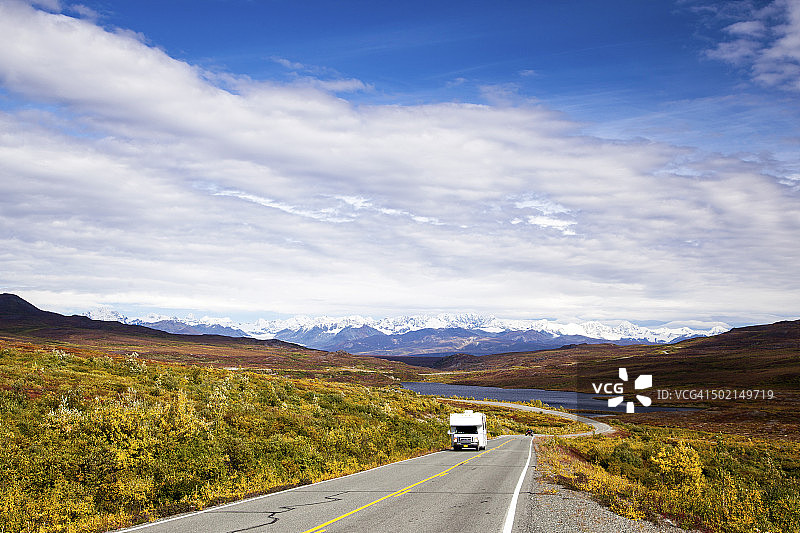 秋季房车公路旅行图片素材