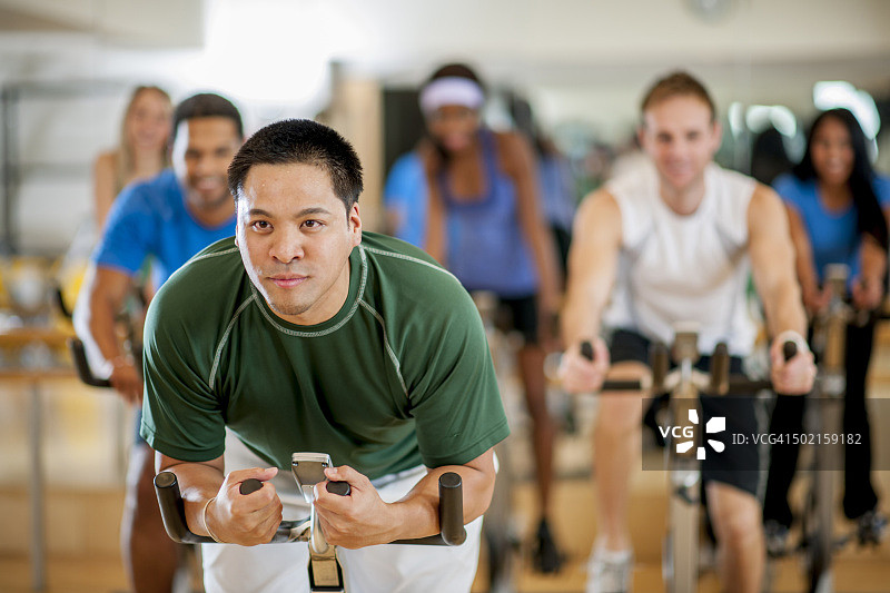 男子带领自行车课程图片素材