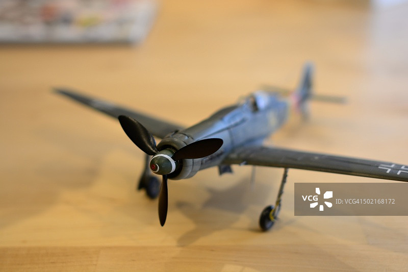模型飞机放置在桌子上图片素材