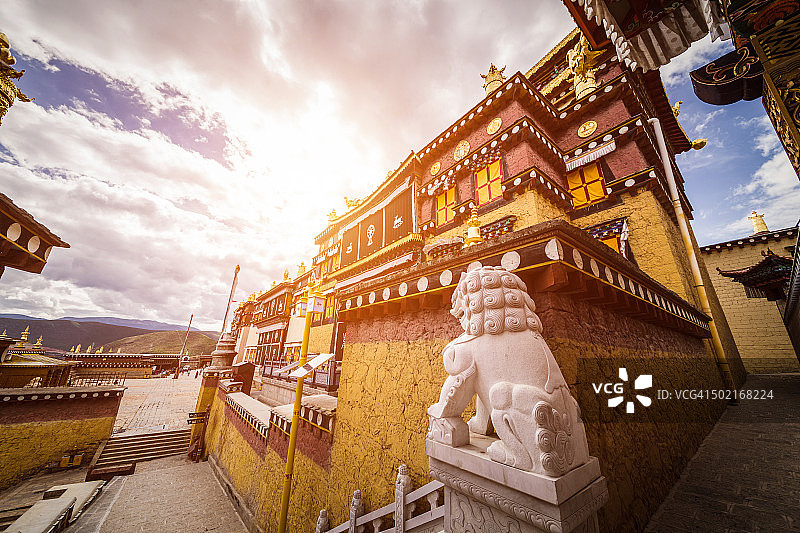 甘丹松赞林寺图片素材