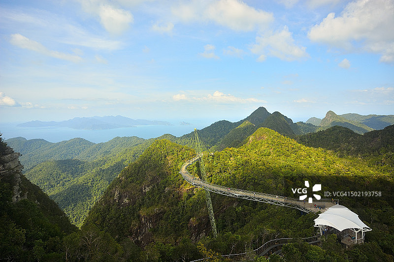 马来西亚兰卡威马西冈山空中桥梁美景图片素材