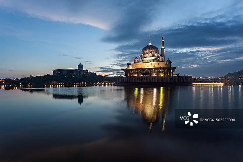 布特拉贾亚的布特拉清真寺和首相府的日出美景图片素材