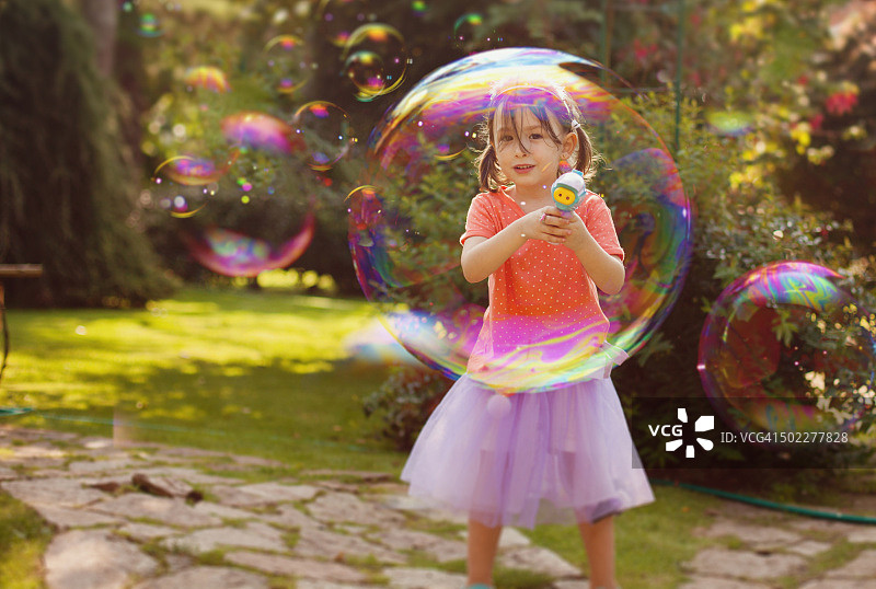 玩泡泡枪的小女孩图片素材