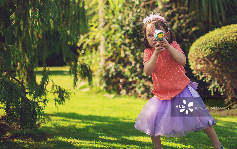 玩泡泡枪的小女孩图片素材