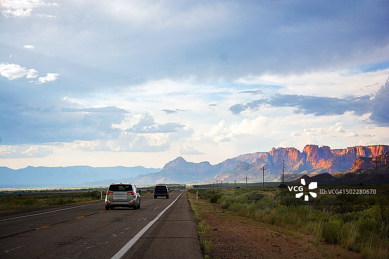 亚利桑那州科罗拉多河附近的笔直公路图片素材