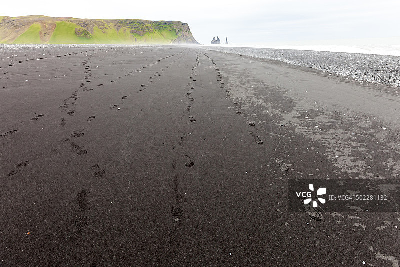 冰岛南部雷尼斯drangar黑沙滩上的脚印图片素材