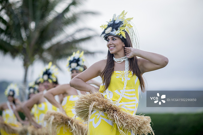 带领夏威夷宴会表演的女人图片素材