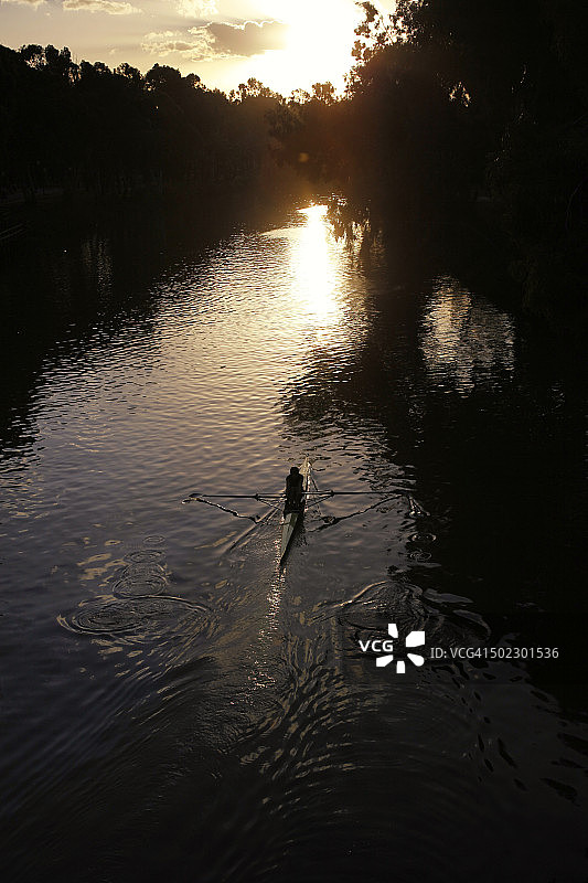 在以色列特拉维夫雅孔河上划船图片素材