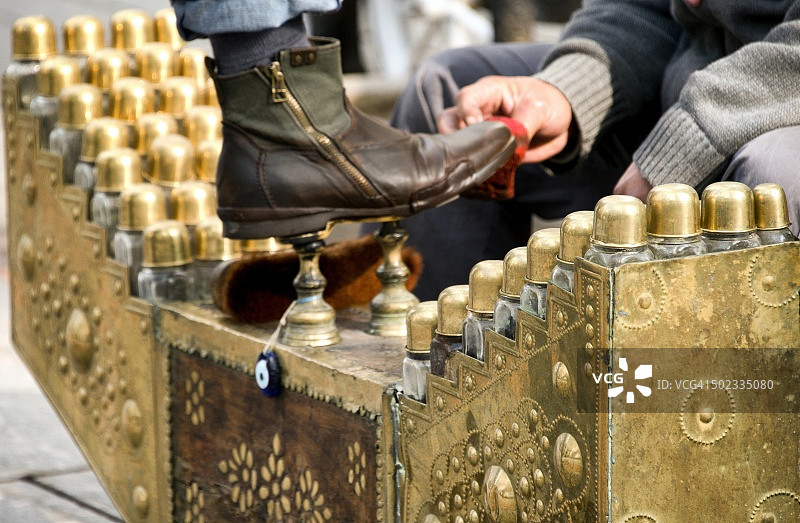 土耳其伊斯坦布尔街头的擦鞋匠特写图片素材