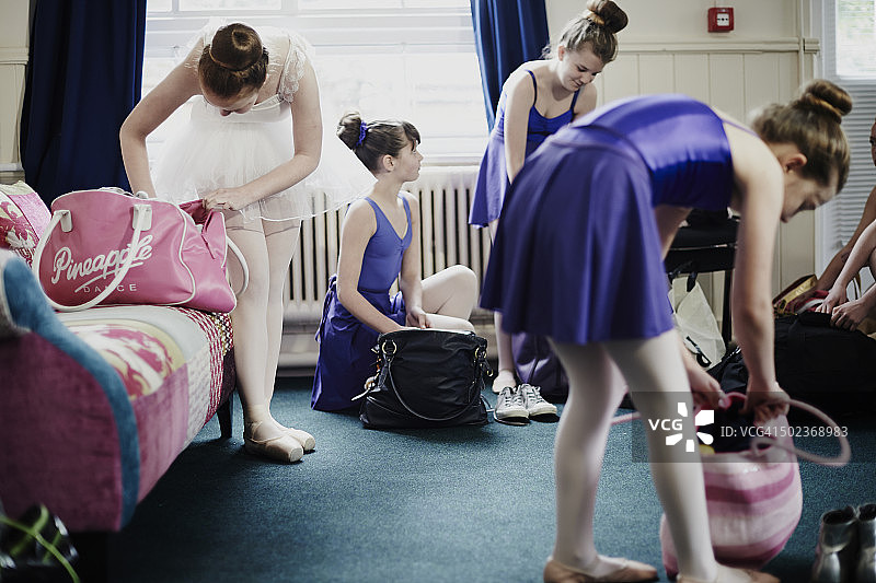 芭蕾舞者课后准备回家图片素材