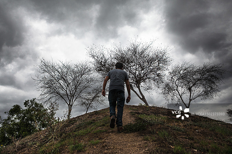 攀岩者攀登金字塔图片素材