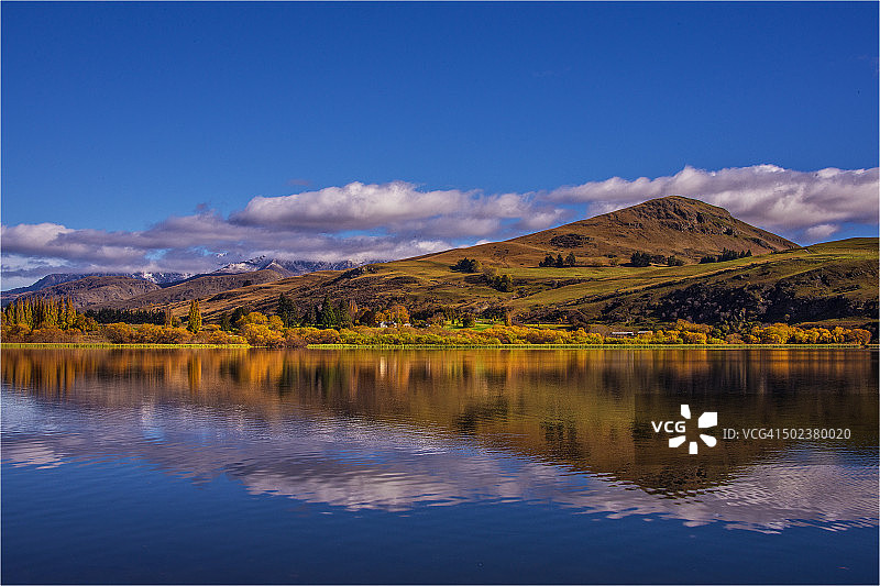 新西兰南岛秋季的海斯湖图片素材